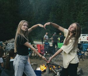 Jóvenes junto a una hoguera en un campamento